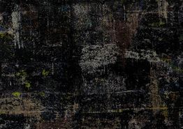 Astratto con trame scure e tocchi di colore, prevalente nero con accenni di giallo e bianco.