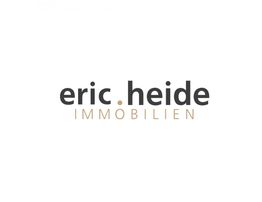 Logo mit Text: "eric.heide IMMOBILIEN" in Schwarz und Beige auf weißem Hintergrund.