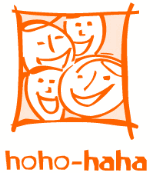 Vier lachende Gesichter in einem orangefarbenen Quadrat, darunter steht "hoho-haha".