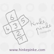 Himmel-und-Hölle-Spielfeld mit "hinke pinke Fotografie" Schriftzug und Webseite.