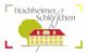 Logo mit gelbem Gebäude, rotem Dach, grünem Baum; Text: "Hochheimer Schlösschen".