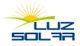 Logo mit der Aufschrift "LUZ SOLAR" und einer Sonne hinter grünen Hügeln.