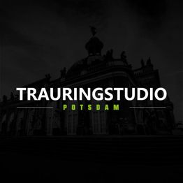 Potsdamer Gebäude mit dem Schriftzug "Trauringstudio Potsdam" in Weiß und Grün.
