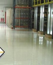 Im AS-Beschichtungssystem wird die cds-Beschichtung HB-AS, ein pigmentiertes elektrostatisch ableitfähiges 2-Komponenten-Epoxidharz, als glatte Deckschicht eingesetzt. Es findet Anwendung im Innenbereich auf Betonböden und zementgebundenen Estrichen, beis