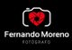 Cámara con corazón rojo y texto: "Fernando Moreno, Fotógrafo" en fondo negro.