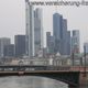 Blick auf die Skyline von Frankfurt mit Wolkenkratzern und einer Brücke über dem Main.