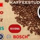Kaffeebohnen mit Logos von Kaffeemarken und Tasse Kaffee auf Jute. Webseite: Kaffeestudio24.de