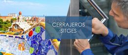 Cerrajero trabajando en una puerta con mosaicos al fondo y texto "Cerrajeros Sitges".