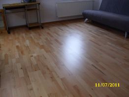 Heller Holzboden in einem Raum mit grauem Sofa und kleinem Tisch, Datum: 11.07.2011.