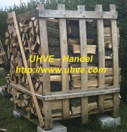 Gestapeltes Brennholz in einem Holzrahmen mit gelber Schrift "UHVE - Handel" und Website-Adresse.
