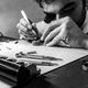 Orologiaio concentrato su piccoli ingranaggi al tavolo da lavoro, con attrezzi specializzati.