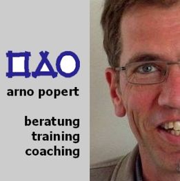 Bild eines Mannes neben Text: "DAO, arno popert, beratung training coaching".