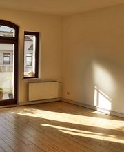 Dielenholzfußboden abgeschliffen und neu versiegelt.