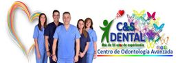 Equipo odontológico con uniformes azules junto al logo de C&S Dental, fondo de mariposas y corazón.