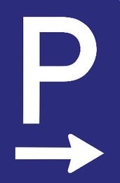 Blaues Schild mit weißem "P" und Pfeil nach rechts, der auf einen Parkplatz hinweist.