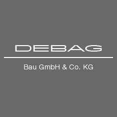 Grau-weißes Logo mit Text: "DEBAG Bau GmbH & Co. KG" auf grauem Hintergrund.