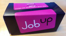 Zwarte doos met paarse accenten en de tekst "Job up".