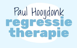 “Paul Hooydonk regressietherapie” in blauwe letters op een lichtblauwe achtergrond.