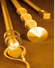 Gardinenstangen / Vorhangstangen sind für die Dekoration am Fenster ein Muss. Für die Einen sind sie eine notwendige Technik, für die anderen sind sie eine Zier. Ob klassisch mit Ringen oder modern mit Innenlauf in unserem Onlineshop finden Sie Gardinenst