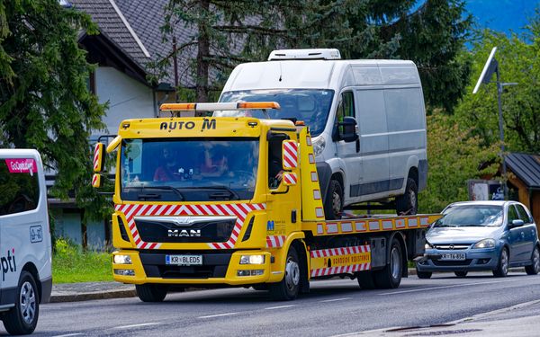 Abschleppwagen schleppt ein PKW ab