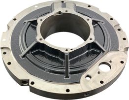 Metallische Maschinenkomponente in runder Form mit Bohrungen und einer zentralen Öffnung.