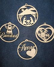 Cuatro adornos redondos: ángel y "Bondad", nacimiento, copo de nieve, y "Amor" con corazón.