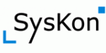 Schwarzer Text "SysKon" mit blauen Klammern auf weißem Hintergrund.