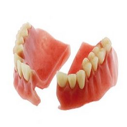 Protesi dentaria rotta in due parti, con gengive rosa e denti bianchi.