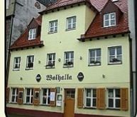 Gelbes Gebäude mit der Aufschrift "Valhalla", roten Dachziegeln und mehreren Fenstern.