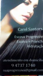 Mulher em anúncio de serviços de cabelo, com texto de contato e detalhes de tratamento capilar.