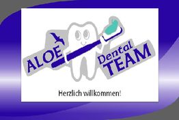 Zahn mit Zahnbürste und Vogel, Text: "ALOE Dental TEAM, Herzlich willkommen!".