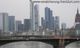 Blick auf die Skyline von Frankfurt mit Wolkenkratzern und einer Brücke über dem Main.