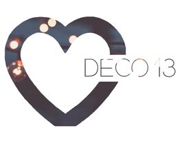 Corazón blanco con fondo borroso y texto "DECO 13" a la derecha.