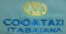 Logo bordado com texto "COOATAXI ITABAIANA" e símbolo circular amarelo acima.