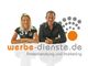 Zwei Personen sitzen hinter dem Logo von "werbe-dienste.de" für Unternehmensberatung.