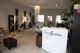 Ein moderner Friseursalon mit stilvoller Einrichtung und einem Hund auf dem Boden.