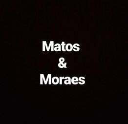 Texto "Matos & Moraes" em fundo preto.