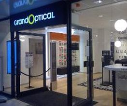 Winkelinterieur van GrandOptical met brilaanbiedingen en moderne inrichting.