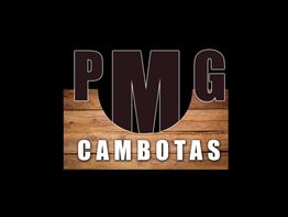 Logo com fundo de madeira, letras grandes "PMG" e abaixo "CAMBOTAS" em branco.