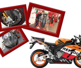 Motorrad mit Repsol-Design und vier kleine Bilder von Werkstattarbeiten in roten Rahmen.