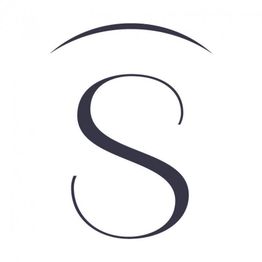 Schwarzer Buchstabe "S" mit geschwungener Linie darüber auf weißem Hintergrund.