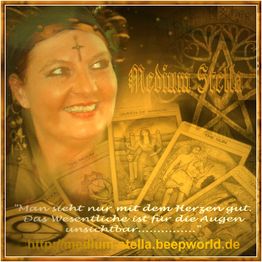 Porträt einer lächelnden Frau mit Tarotkarten und ein Zitat über das Wesentliche des Herzens.