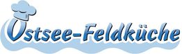 Text "Ostsee-Feldküche" mit Kochmütze auf wellenförmigem Hintergrund in Blautönen.