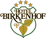 Logo des Hotels Birkenhof mit vier Sternen und Birkenblättern auf einem Schild.