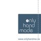 Blaues Logo mit Text "only handmade" und Webseite www.onlyhandma.de rechts unten.