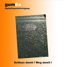 Boden mit Kaugummiflecken neben einem Abflussdeckel, Text: "Schluss damit! Weg damit!"