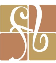 Grafik mit verschnörkeltem weißen Logo vor vier braunen und beigen Quadraten.