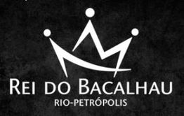 Logotipo "Rei do Bacalhau Rio-Petrópolis" com uma coroa estilizada em fundo escuro.