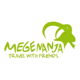 Grünes Logo mit einem Ziegenkopf und dem Text „Mega Nanja Travel with Friends“.