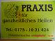 Grünes Schild: "Praxis für ganzheitliches Heilen. Tel.: 0175 - 10 31 424. Hausbesuche möglich!"